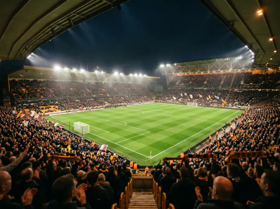 Estadio de Premier League iluminado de noche antes del inicio de la jornada
